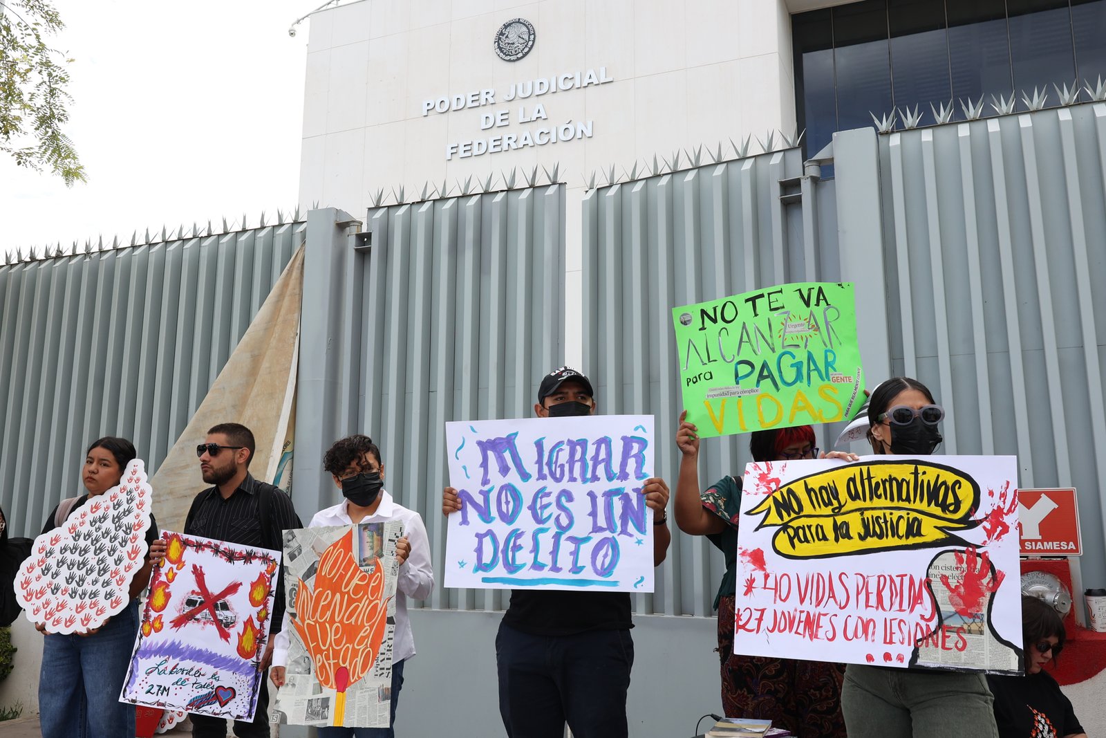 Protestan previo a la audiencia de Francisco Garduño por tragedia del 27M